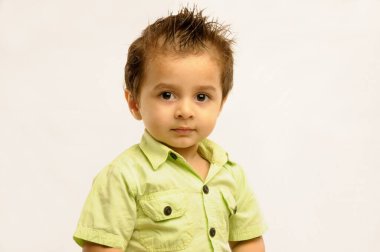 Dikenli çocuk saçı gibi, merakla bakıyor. 