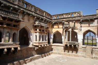 Queens 'in içi 2,5 metre derinliğinde, Hampi Vijayanagar kalıntıları, Karnataka, Hindistan