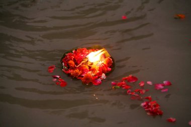 Hindistan 'ın Uttaranchal, Ganga nehrinin kıyısındaki Haridwar' ın en kutsal Ghat 'ı olarak kabul edilen Har Ki Pauri Adımları' nda yüzen diya.