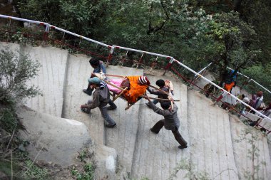 Yamunotri tapınağına tahtırevan taşıyan bir kadın Uttarkashi Uttarakhand Hindistan Asya 