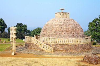 Stupa 3, ana stupa 1 'in kuzeydoğusundadır ve tasarımda benzerdir ama daha küçük tek bir geçit vardır, Sanchi Bhopal yakınlarında, Madhya Pradesh, Hindistan 