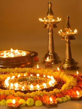 Diyas petrol lambaları ve çiçek düzenlemeleri diwali festivali için; Hindistan