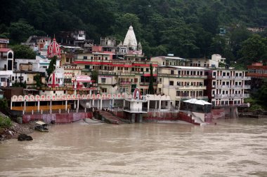 Uttaranchal, Hindistan 'da Ganga nehrinin kıyısında yer alan kutsal Rishikesh kasabası.