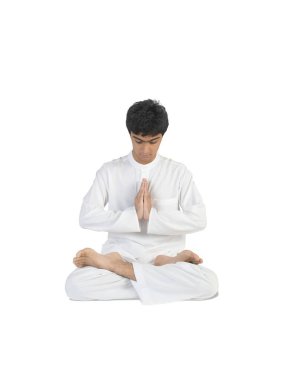 Meditasyon yapan çocuk beyaz arka planda izole edilmiş.