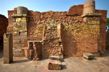 Harap olmuş manastır, Sarnath, Varanasi, Uttar Pradesh, Hindistan 'ın duvarına eritilmiş mum ve altın yapraklar yapıştırılmış. 