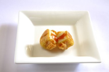 Hint mutfağı, fast food aperatifleri beyaz arka planda domatesli ketçapla servis edilen peynirli paketler.