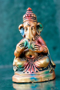Lord Ganesha ganpati alçı Idol renkli bir çift zil zhanja Hint müzik aleti çalıyor.