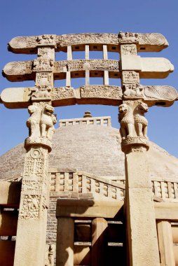 Büyük stupa no 1 Budist mimarisinin en eski taş yapısı Sanchi, Bhopal, Madhya Pradesh, Hindistan 'ın güney kapısı manzarasını oluşturur. 