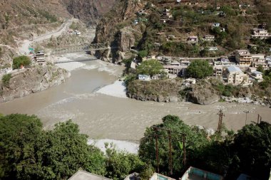 Alaknanda ve Pindar Uttarakhand nehirlerinin birleşimi Hindistan Asya