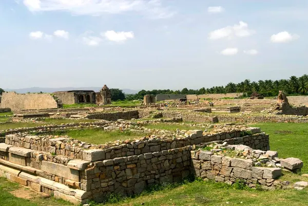 Hampi, Karnataka, Hindistan 'daki Kings Palace Kulesi' nin bodrumunda..