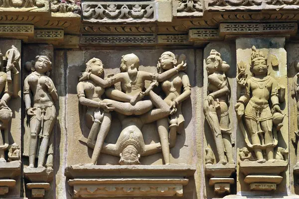 Khajuraho mithuna çiftleri Lakshmana Tapınağı 'nın duvarında Madhya Pradesh Hindistan