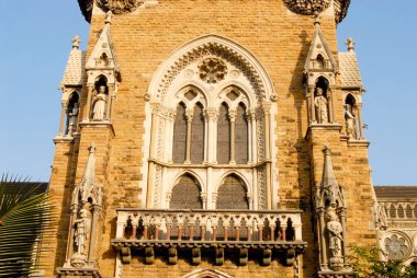 Mumbai Bombay Üniversitesi, Bombay Mumbai Maharashtra, Hindistan UNESCO Dünya Mirası 'nın zengin dekore edilmiş pencereleri.