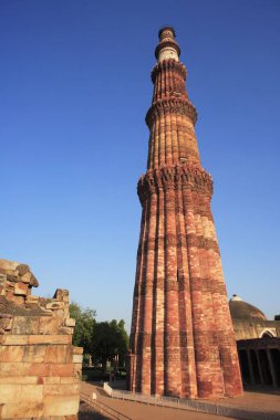 Kutub Minar 1311 kırmızı kumtaşı kulesinde inşa edildi, Hindistan _ Müslüman sanatı, Delhi sultanlığı, Delhi, Hindistan UNESCO Dünya Mirası Sitesi