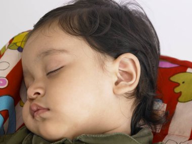 Hintli bebek uyuyor. 