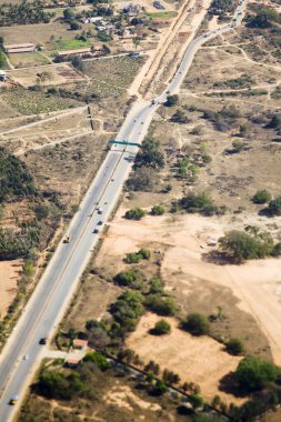 Arabalı havadan yol manzarası. Manzara gibi çöl 