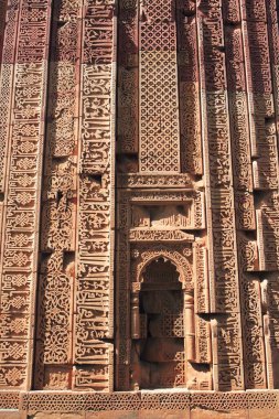 Kutup Minar kompleksinin İslam süslemeleri 1311 kırmızı kumtaşı kulesinde inşa edildi, Delhi, Hindistan UNESCO Dünya Mirası Bölgesi