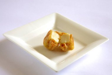 Hint mutfağı, fast food aperatifleri beyaz arka planda servis edilen peynirli paketler.