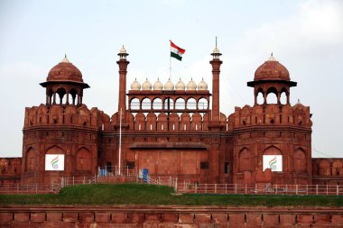 UNESCO Dünya Mirası sitesi Lal Qila ya da Kızıl Kale olarak bilinen Delhi kalesi Babür İmparatoru Şah Cihan 'ın sarayını kullandı.