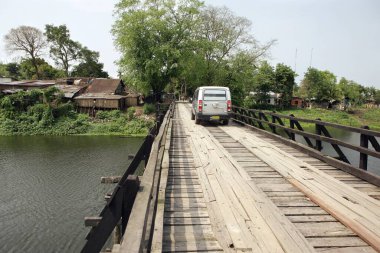 Kamalabari 'deki tahta köprü, Majuli Adası, Assam, Hindistan 