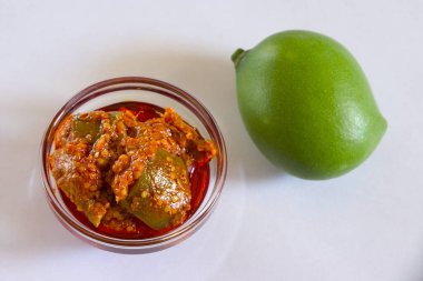 Mango turşuları masada, yakın çekim görüntüsü