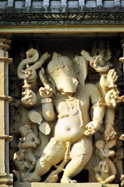 Vishvanath Tapınağı 'nın duvarında Ganesha heykeli Khajuraho madhya pradesh Hindistan