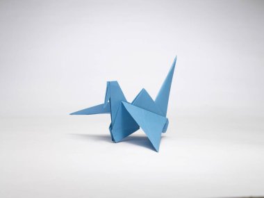 Japon origami kuşu, kağıt heykel, yakın çekim, stüdyo çekimi.
