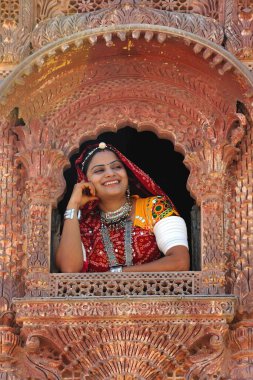 Rajasthani kadını Jharoka, Rajasthan, Hindistan 'a bakıyor.  