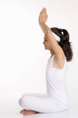 Meditasyon yapan bir kızın portresi beyaz arka planda izole edilmiş.