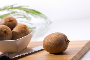 Masada taze kivi meyveleri var. 