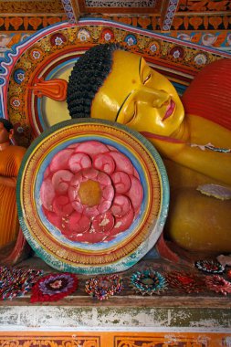 Dünya mirası alanında Buda 'nın devasa yassı heykeli, kutsal şehir Anuradhapura, Isurumuniya Vihare, Sri Lanka