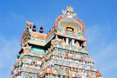 Gopuram, Sri Ranganathswami tapınağı, Srirangam, Tiruchirapalli Trichy, Tamil Nadu, Hindistan 'ın etkileyici kapısında zengin sıva figürleri sergiliyor.