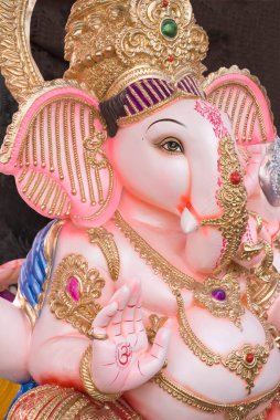 Ganeshotsav, Pune, Maharashtra, Hindistan 'da Ganeshotsav' da satılık bir Ganesh fili tanrısı.  