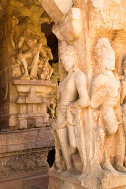 Ardhanarishvara heykeli Durga tapınağındaki sütunlardan birine oyulmuş, Aihole, Karnataka, Hindistan