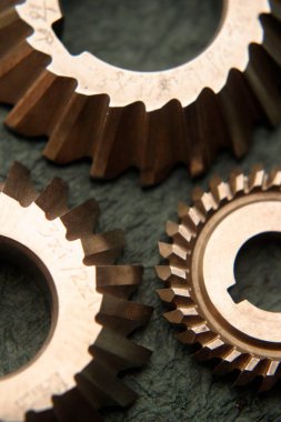 yakın plan - siyah arkaplanda metal dişliler