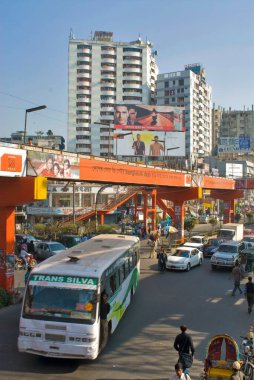 Mirpur Köprüsü, Dhanmondi, Dhaka, Bangladeş üzerinde yaya trafik var. 