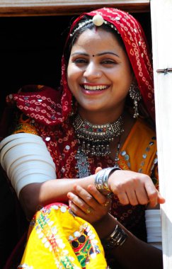 Rajasthani kadını pencereden bakıyor, Rajasthan, Hindistan  
