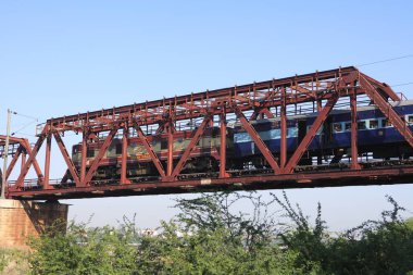 Hindistan demiryolu, Agra, Uttar Pradesh, Hindistan birleşik tren ve karayolu taşımacılığı köprüsünden geçiyor. 