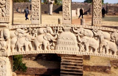 Stupa 1 'in doğu kapısına yakın güney sütunu, Sanchi Bhopal, Madhya Pradesh, Hindistan 