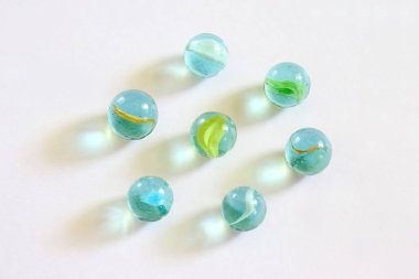 Beyaz arkaplanda yedi yuvarlak cam top