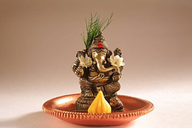 Hint festivali Ganesh Chaturthi kutlama idolü Ganpati fili beyaz arka planda Tanrı 'nın başı Bombay Mumbai, Maharashtra, Hindistan  