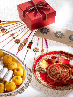 Rakhis çikolataları ve Rakshabandhan festivali için hediye paketi.