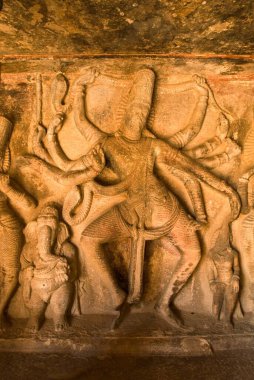 Hindistan, Karnataka, Aihole 'deki Ravanaphadi mağara tapınağında coşkulu dans eden Shiva yardım grubu.