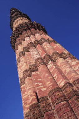 Kutub Minar 1311 kırmızı kumtaşı kulesinde inşa edildi, Delhi, Hindistan UNESCO Dünya Mirası Bölgesi
