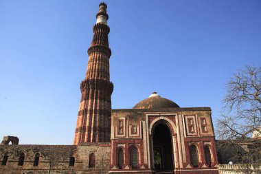 Kutub Minar ve Alai Darwaza 1311 kırmızı kumtaşı kulesinde, Indo _ Müslüman sanatı, Delhi sultanlığı, Delhi, Hindistan UNESCO Dünya Mirası Sitesi 'nde inşa edildi.