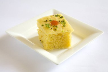Hint mutfağı, fast food Dhokla beyaz arka planda domates ketçaplı servis edilir. 