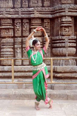 Konarak Güneş Tapınağı, Konarak, Orissa, Hindistan 'da geleneksel Odissi dansı yapan dansçı 