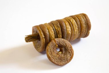 Beyaz arka plana yerleştirilmiş tatlı ve kuru incirler