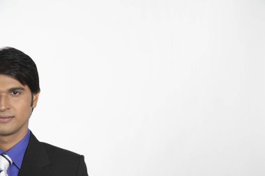 Yönetici koltukta dinleniyor. İki elini de kafasının arkasında tut. MR687 M