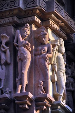 apsara ve nayika dokunuyor göğüslere kandariya mahadeva tapınağı Khajuraho madhya pradesh Hindistan