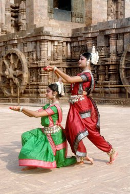 Konarak Güneş Tapınağı, Konarak, Orissa, Hindistan 'da geleneksel Odissi dansı yapan dansçılar 